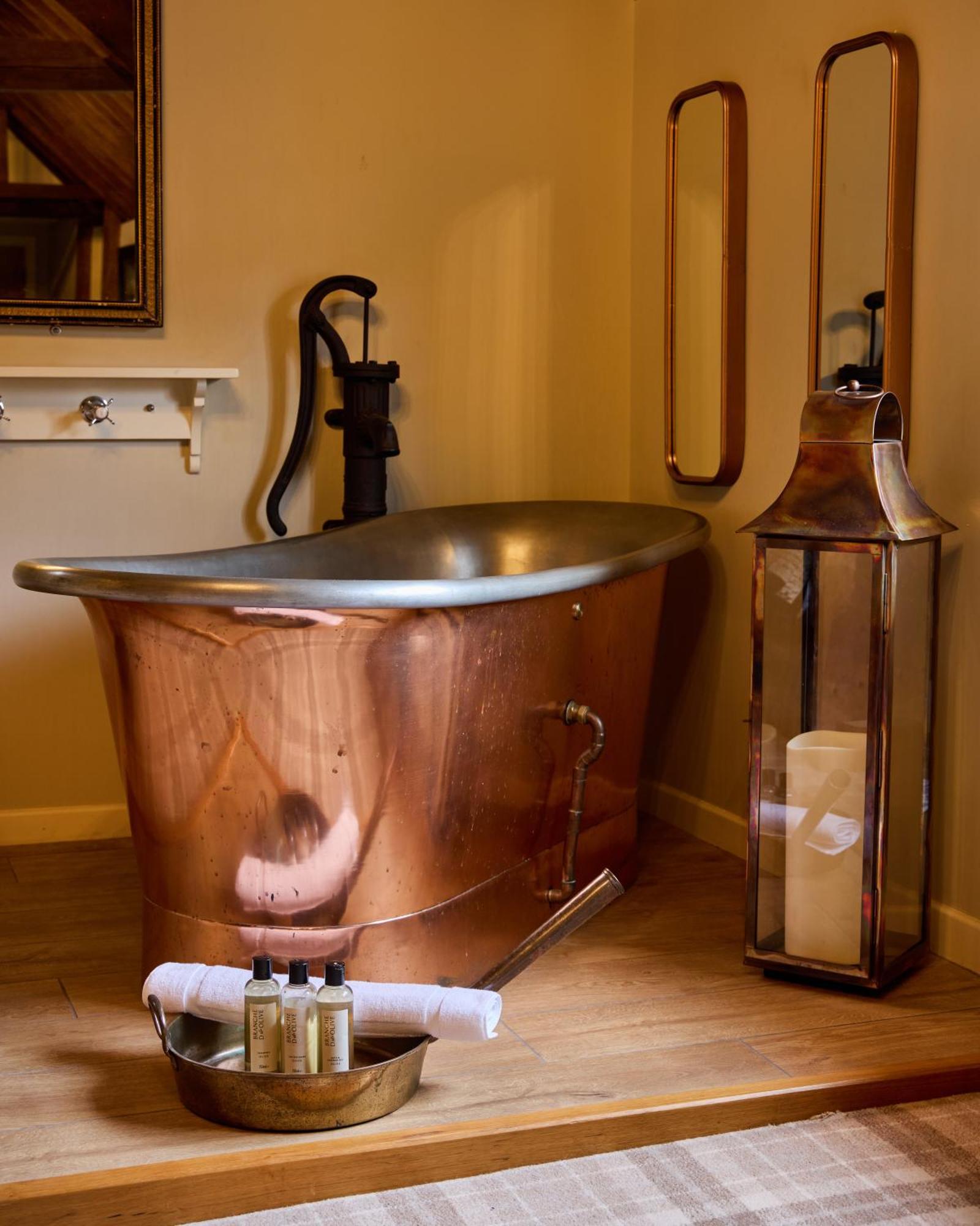 Hotel The Harcourt Arms Stanton Harcourt Zewnętrze zdjęcie Copper bathtub