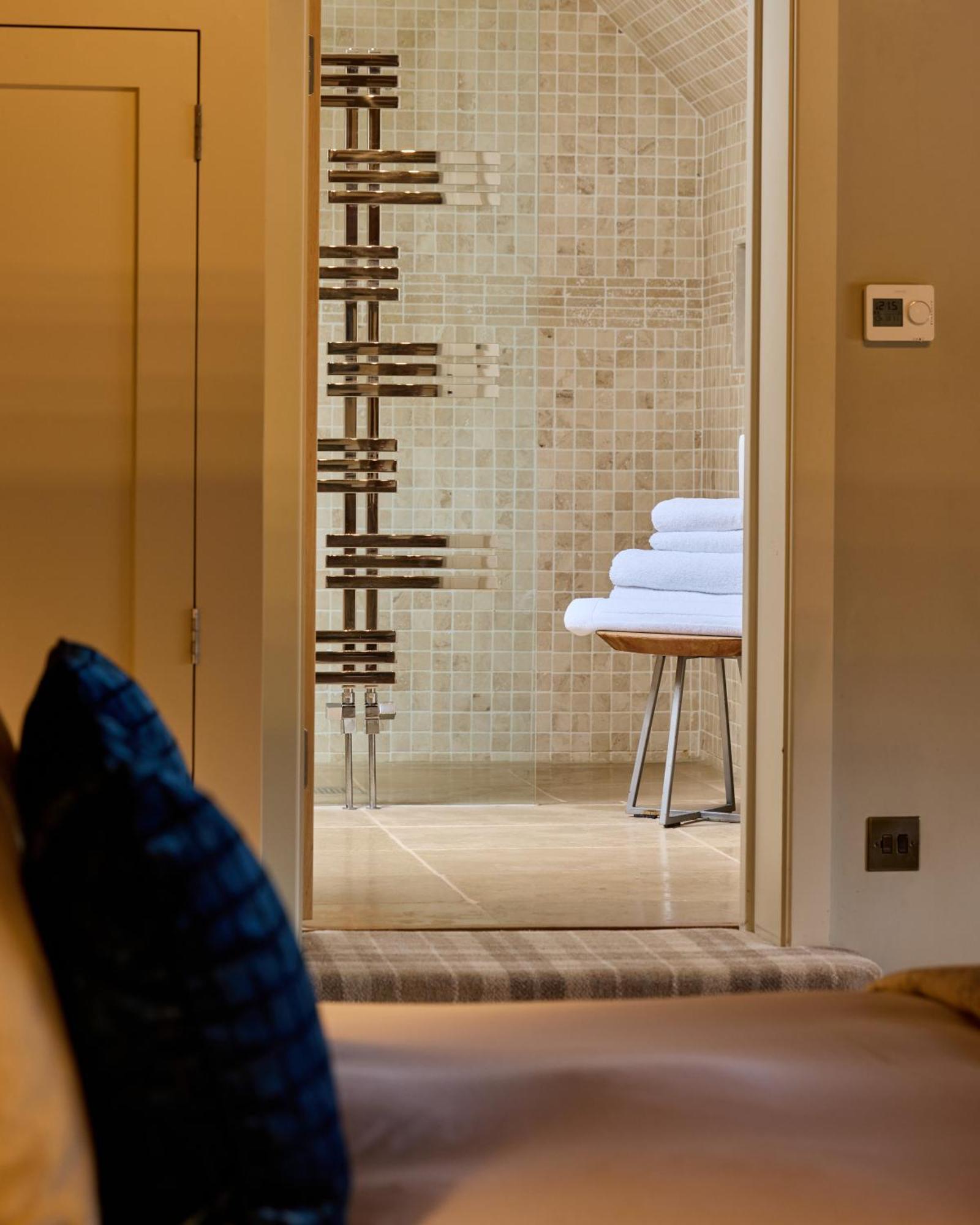 Hotel The Harcourt Arms Stanton Harcourt Zewnętrze zdjęcie A wet room at The River Lee Hotel, Hertfordshire, England