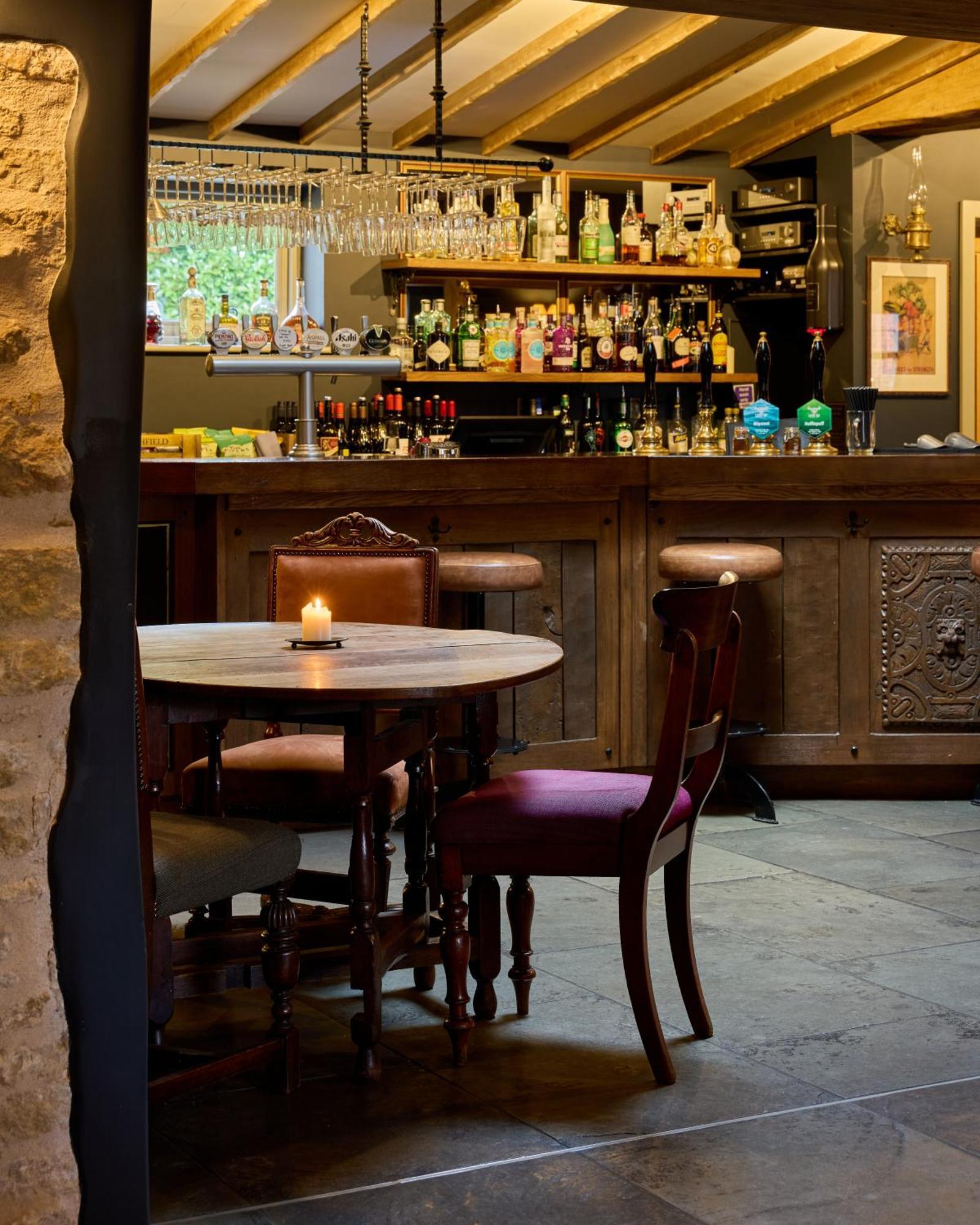 Hotel The Harcourt Arms Stanton Harcourt Zewnętrze zdjęcie The bar at the Old Inn