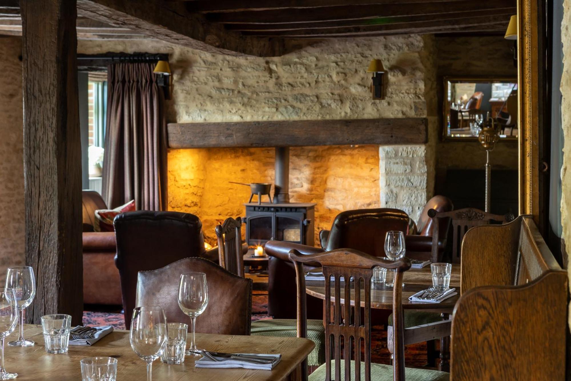 Hotel The Harcourt Arms Stanton Harcourt Zewnętrze zdjęcie The interior of the restaurant