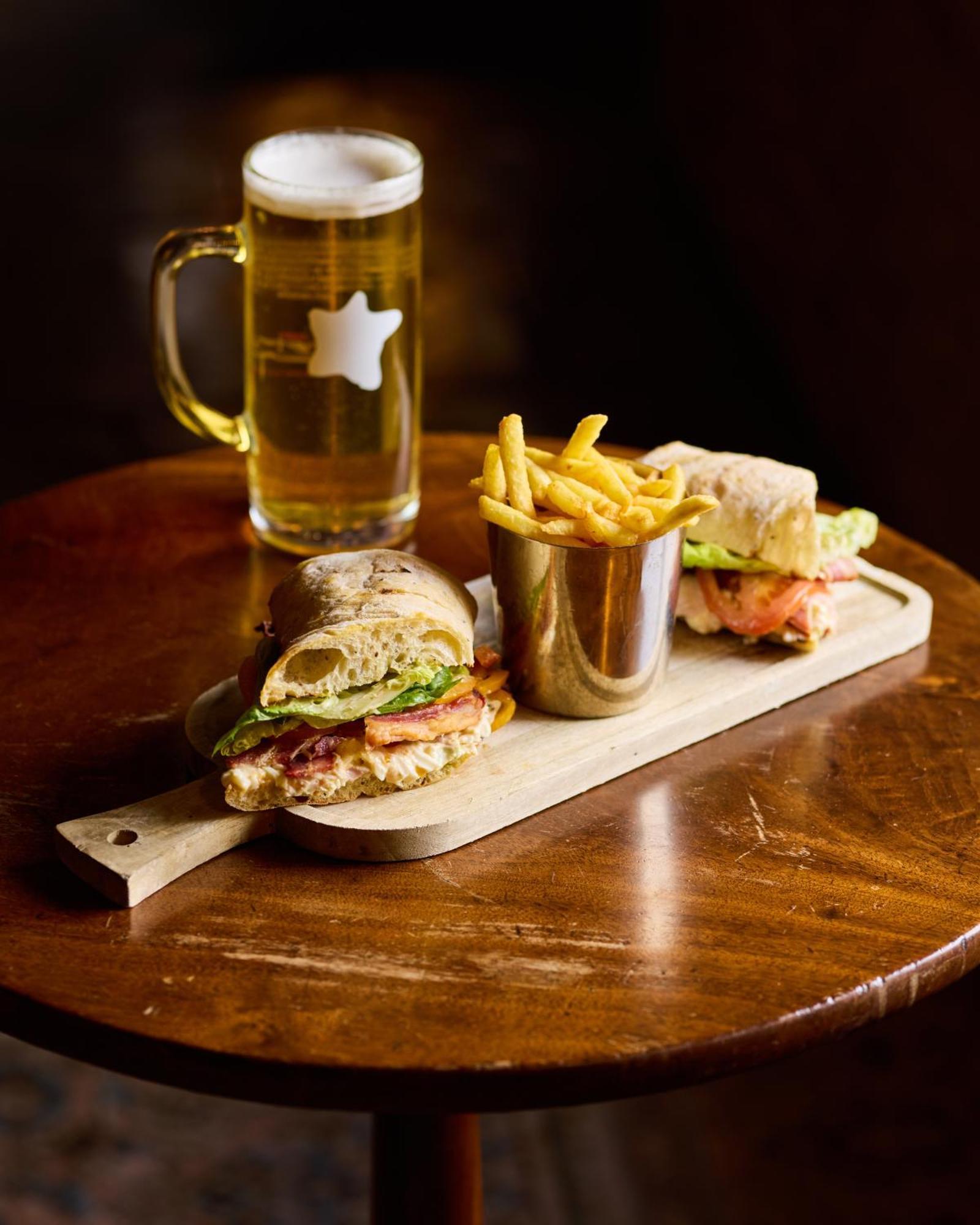 Hotel The Harcourt Arms Stanton Harcourt Zewnętrze zdjęcie A club sandwich with chips